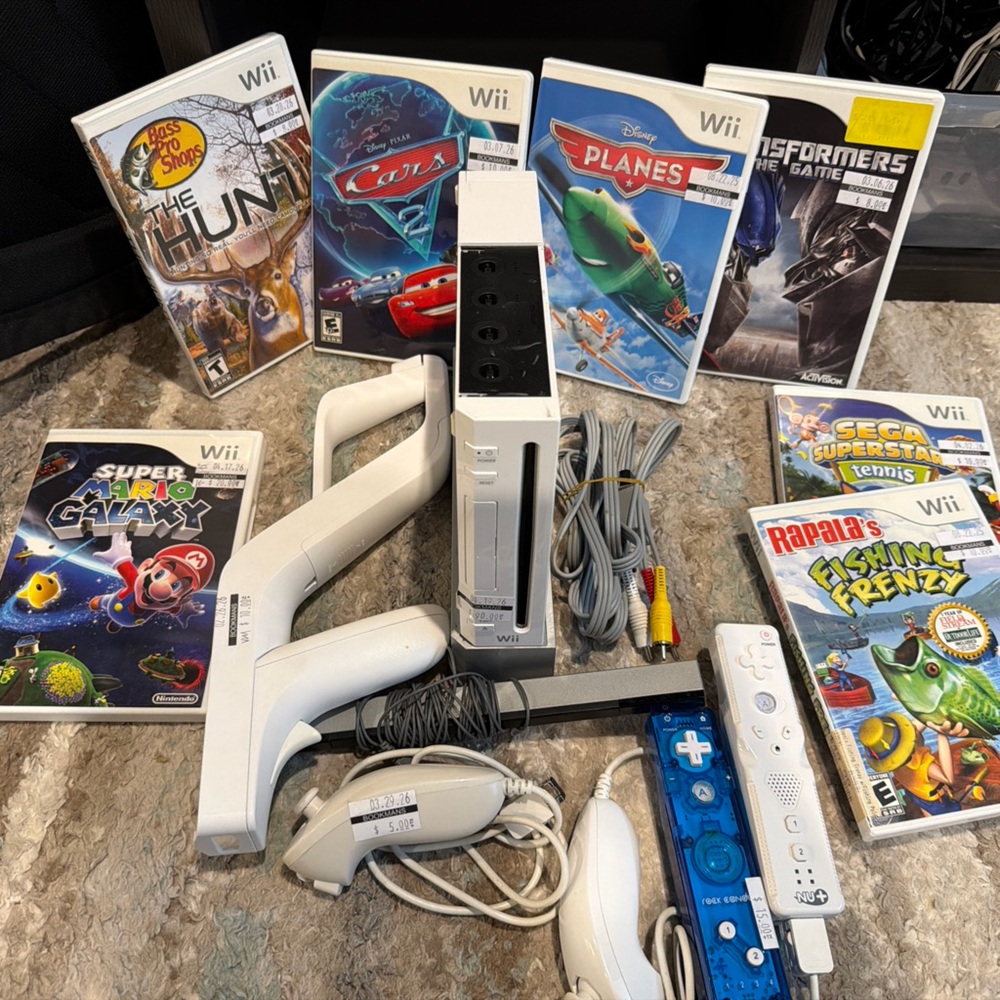 Nintendo Wii Console Bundle in White with Games and Accessories